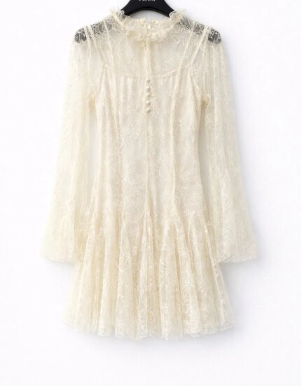 Elegante beige kanten jurk met romantische details