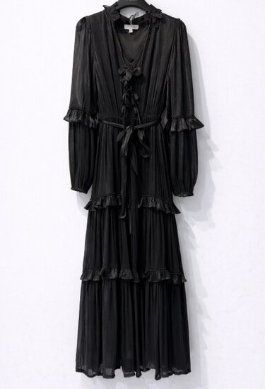 Elegante zwarte maxi jurk met subtiele glans en romantische details