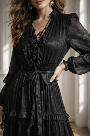 Elegante zwarte maxi jurk met subtiele glans en romantische details