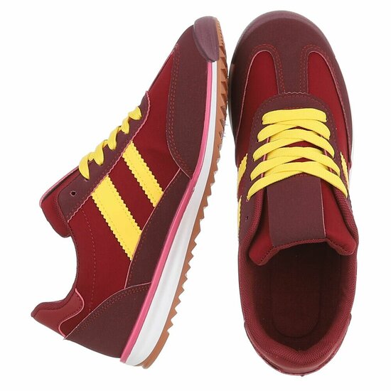 Sportieve bordeaux sneakers Chelsy met gele accenten