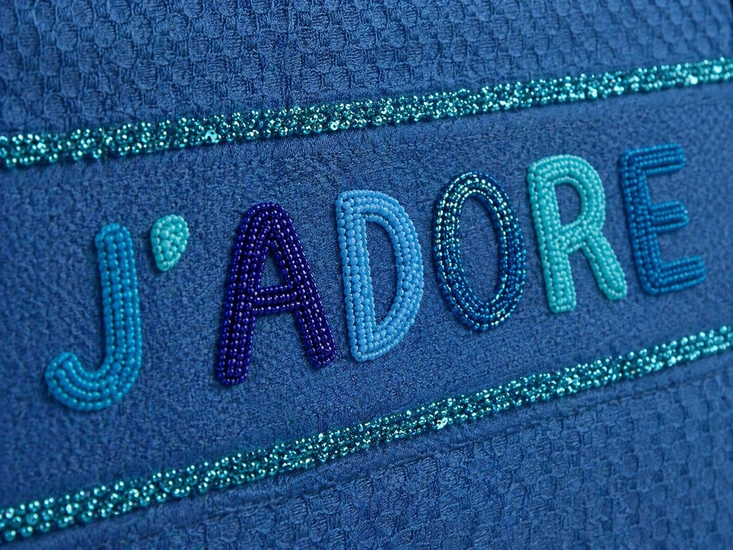 Sac cabas bleu élégant avec lettres brodées en perles