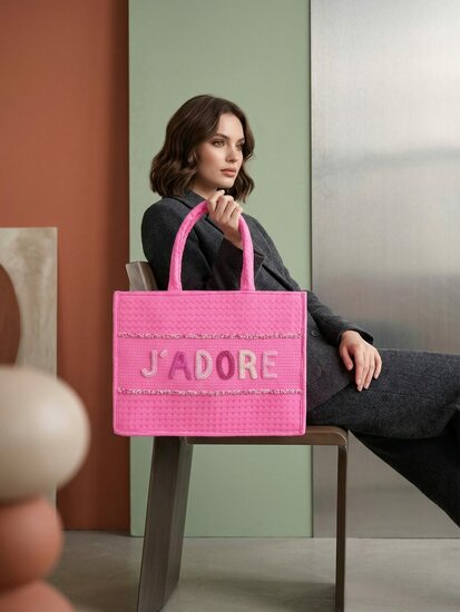 Sac cabas rose élégant avec lettres brodées en perles
