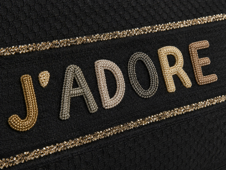 Sac cabas noir élégant avec lettres brodées en perles