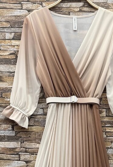 Sierlijke beige-taupe mix maxi plisse jurk.