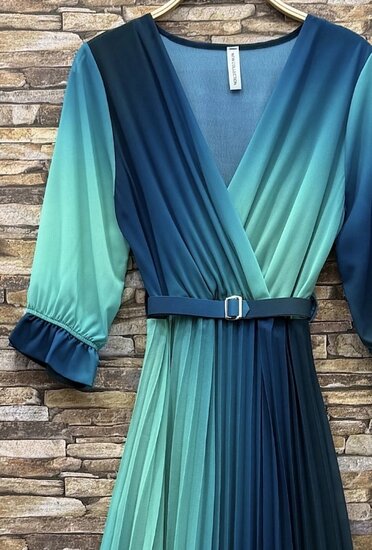 Sierlijke blauw-groen mix maxi plisse jurk.