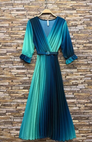 Sierlijke blauw-groen mix maxi plisse jurk.