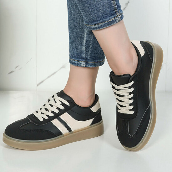 Zwarte suédine sneakers Carla met platformzool en beige strepen