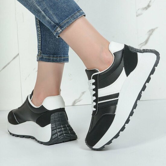 Zwarte sneakers Phea met platformzool en witte details