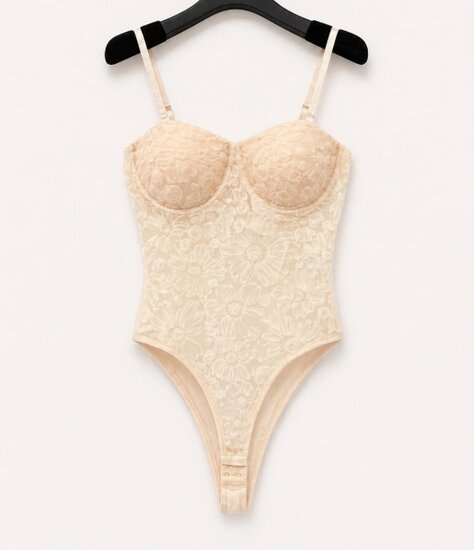 Elegante kanten body in nude beige