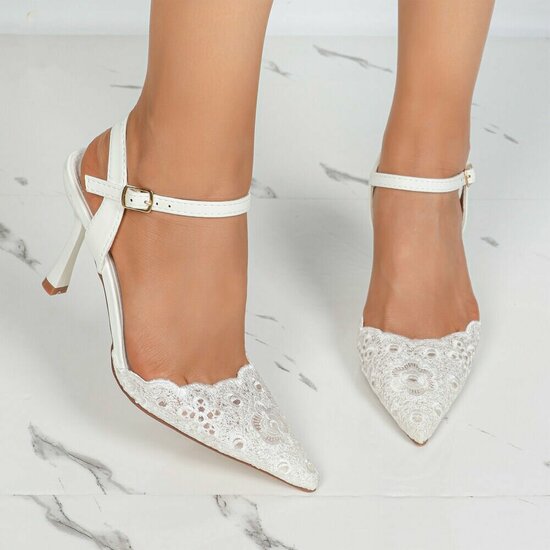 Romantische witte slingback pumps met kantdetails-Ifra