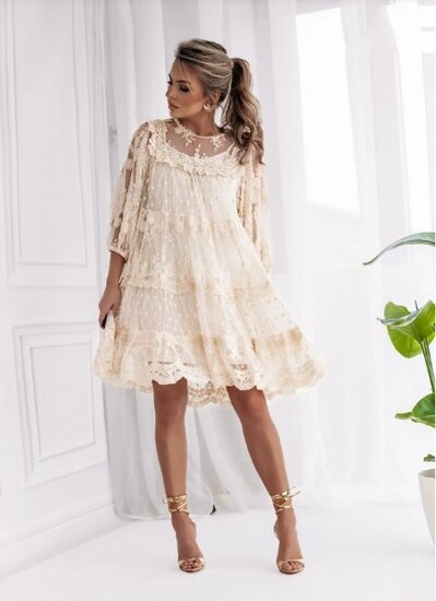 Magnifique robe courte en dentelle de couleur crème