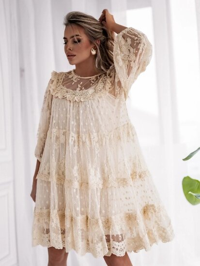 Magnifique robe courte en dentelle de couleur crème