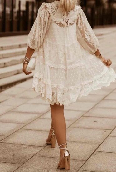 Magnifique robe courte en dentelle de couleur crème
