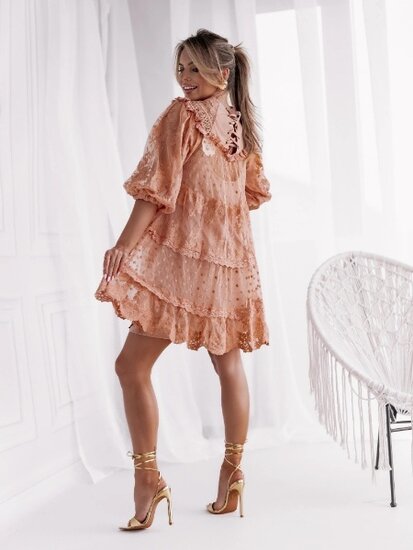 Magnifique robe courte en dentelle de couleur rose corail