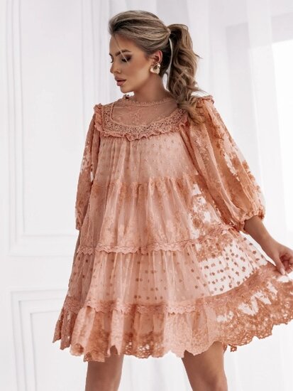 Magnifique robe courte en dentelle de couleur rose corail