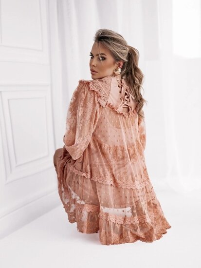 Magnifique robe courte en dentelle de couleur rose corail