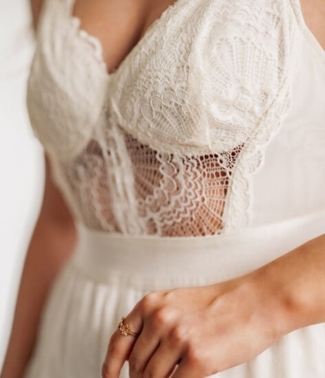 Robe longue crème élégante en dentelle et tulle