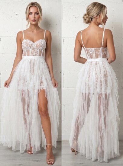 Robe blanche en tulle avec sous-ton nude, fente et bustier en dentelle