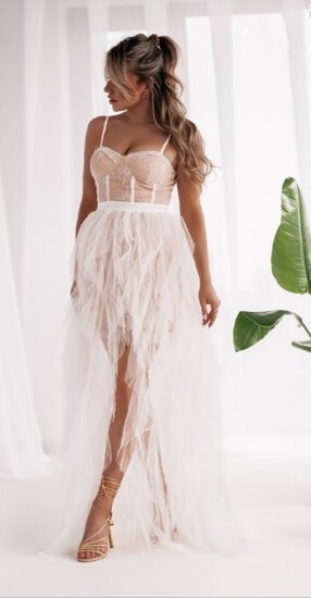 Robe blanche en tulle avec sous-ton nude, fente et bustier en dentelle