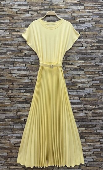 Gele plissé maxi jurk met ceintuur