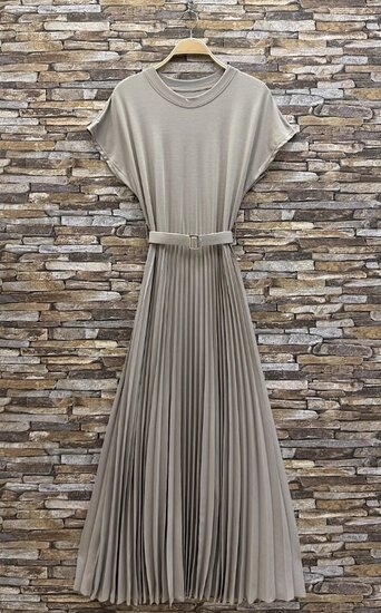 Taupe plissé maxi jurk met ceintuur