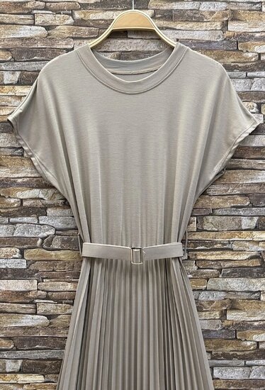 Taupe plissé maxi jurk met ceintuur