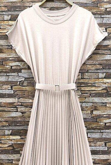 Beige plissé maxi jurk met ceintuur