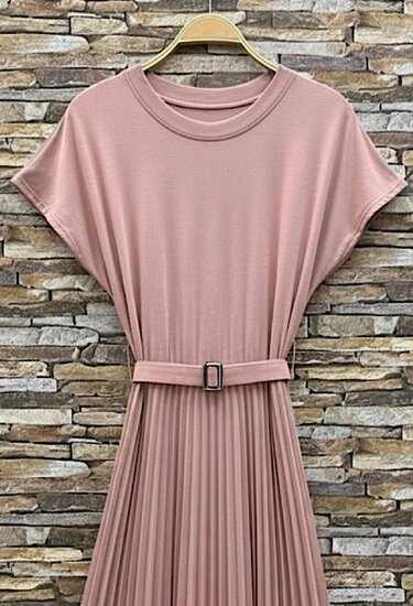 Roze plissé maxi jurk met ceintuur
