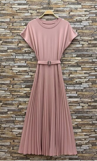 Roze plissé maxi jurk met ceintuur