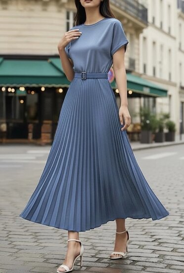Blauwe plissé maxi jurk met ceintuur