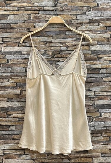 Beige satijnen top met verstelbare bandjes en kantdetails