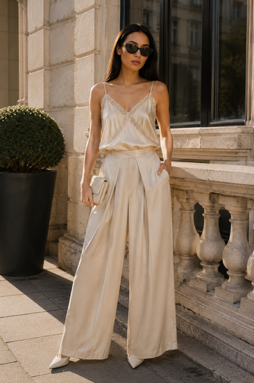 Beige satijnen top met verstelbare bandjes en kantdetails
