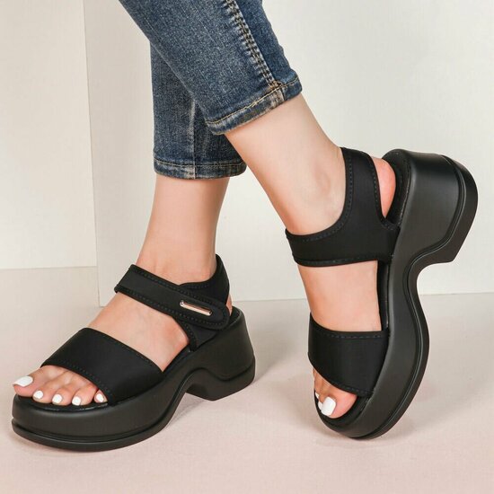 Zwarte platform sandalen met comfortabele zool-Danique