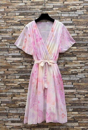 Pastel roze wikkeljurk met strikceintuur
