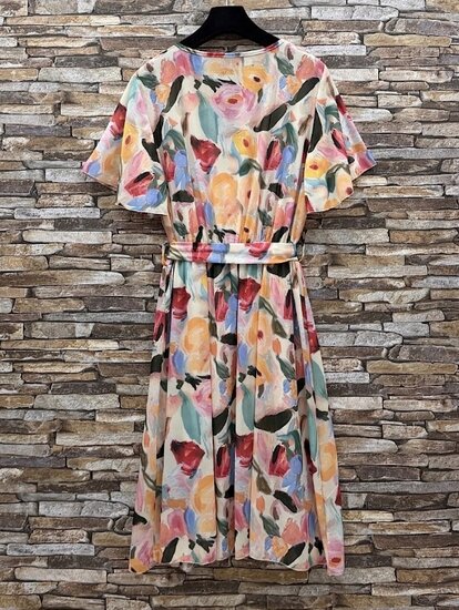 Luchtige bloemenjurk pastel – Elegante damesjurk met strikceintuur