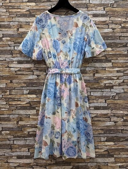 Pastel blauwe gebloemde wikkeljurk met strikceintuur