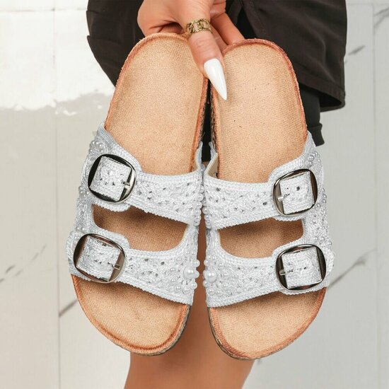 Witte dames slippers met pareldetails en gespen-Corry