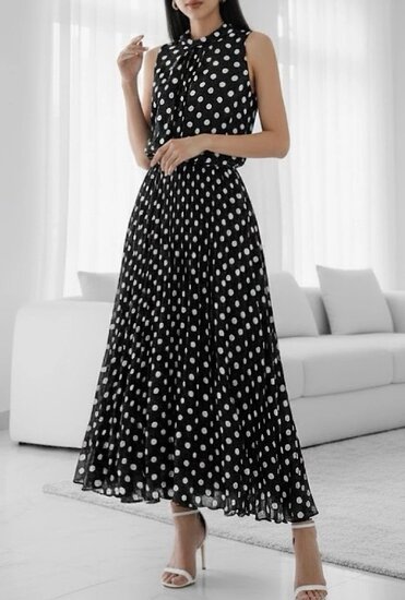 Zwarte midi jurk met witte stippenprint en plissérok