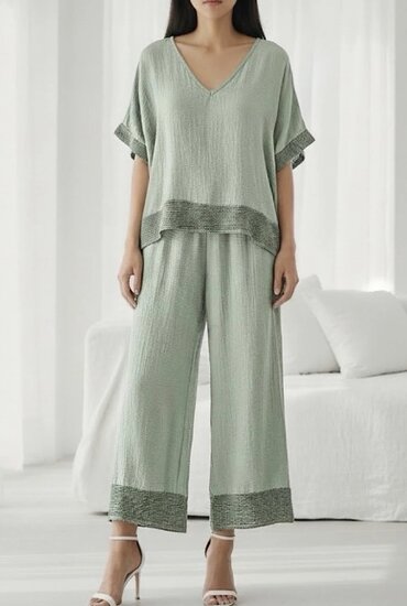 Kakigroene viscose set met gehaakte details