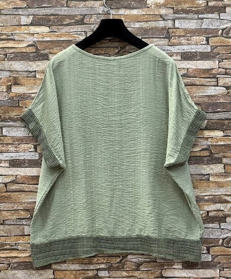 Kakigroene viscose set met gehaakte details