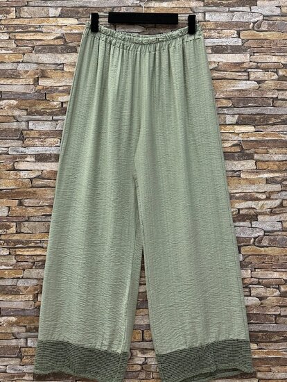 Kakigroene viscose set met gehaakte details