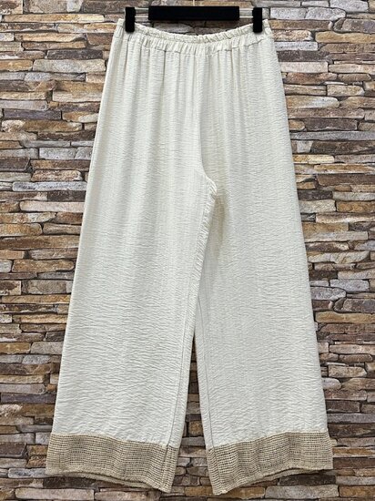 Breige viscose set met gehaakte details