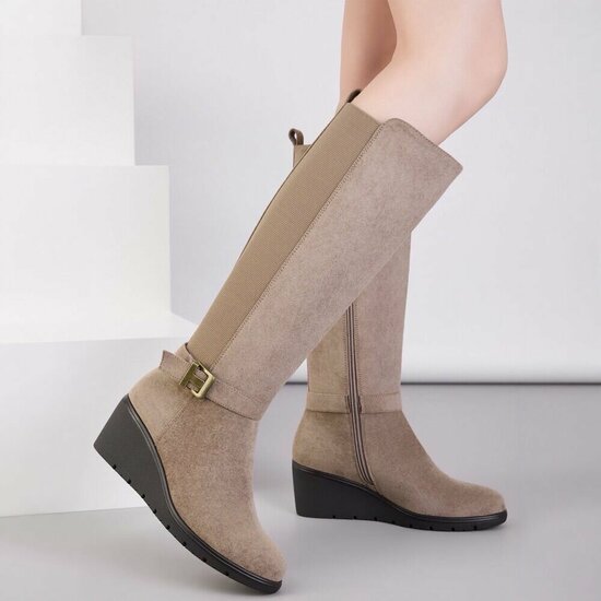 Taupe suède stretch laarzen met sleehak en gesp-Janella