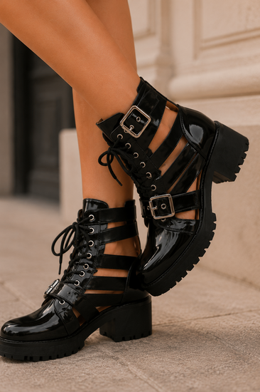 Bottines noires vernies à lacets avec boucles et découpes-Runa
