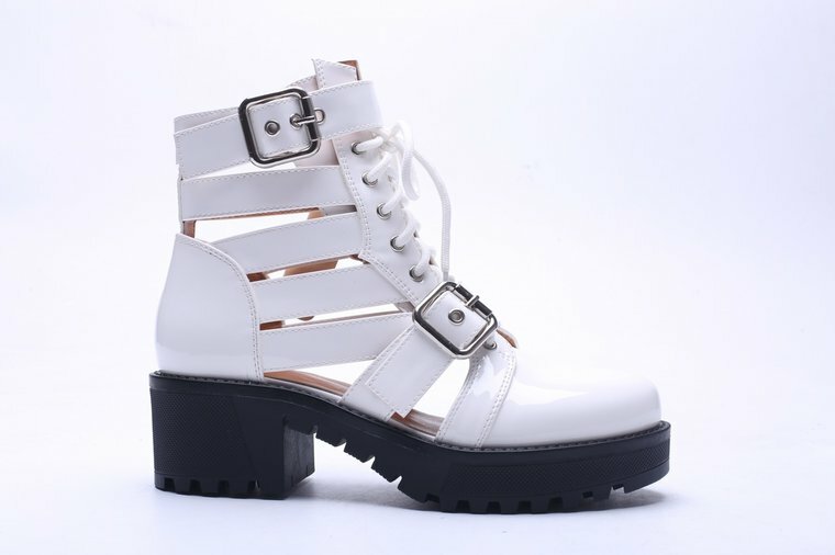 Bottines blanches vernies à lacets avec boucles et découpes-Runa