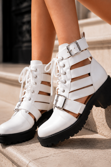 Bottines blanches vernies à lacets avec boucles et découpes-Runa