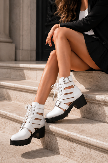 Bottines blanches vernies à lacets avec boucles et découpes-Runa