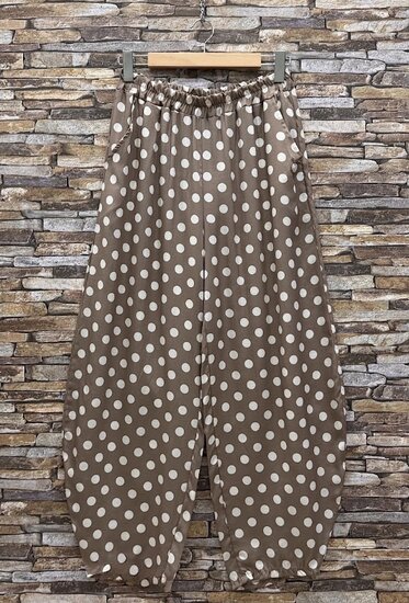 Pantalon sarouel taupe à pois blancs