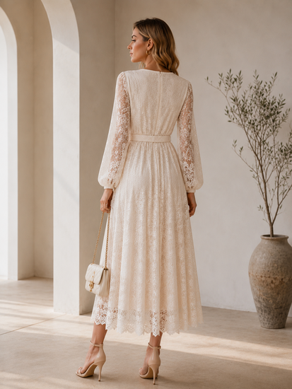 Elegante lange kanten jurk met ceintuur – crème