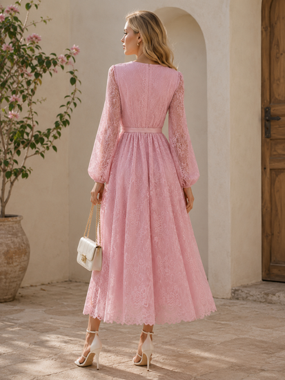 Elegante lange kanten jurk met ceintuur – roze